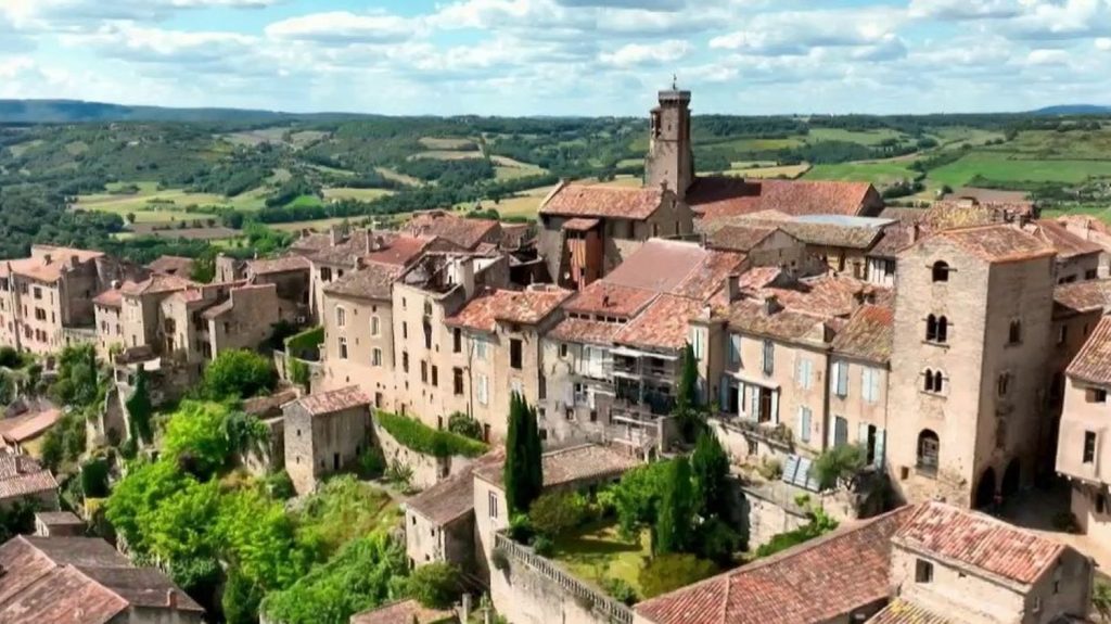 Patrimoine : Cordes-sur-Ciel, une cité médiévale perchée à 300 mètres de hauteur
La commune de Cordes-sur-Ciel, dans le Tarn, est l’un des plus beaux villages de France. C’est une cité médiévale perchée à plus de 300 mètres de hauteur. Reportage.