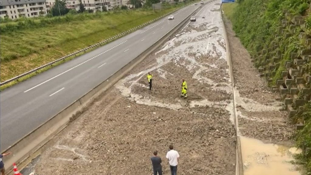 Haute-Savoie : des automobilistes piégés par une coulée de boue sur l'autoroute
Les automobilistes de l'A40 ont vécu une soirée cauchemardesque, dimanche 9 juin. L'autoroute près de la frontière suisse a été coupée par une coulée de boue, due aux orages en Haute-Savoie.
