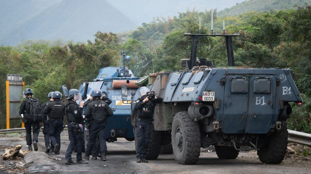 Nouvelle-Calédonie : une huitième personne est morte depuis le début de la crise, le couvre-feu prolongé jusqu'au 17 juin
Un homme a succombé à ses blessures vendredi après une fusillade impliquant des gendarmes lundi, a annoncé le procureur de la République.