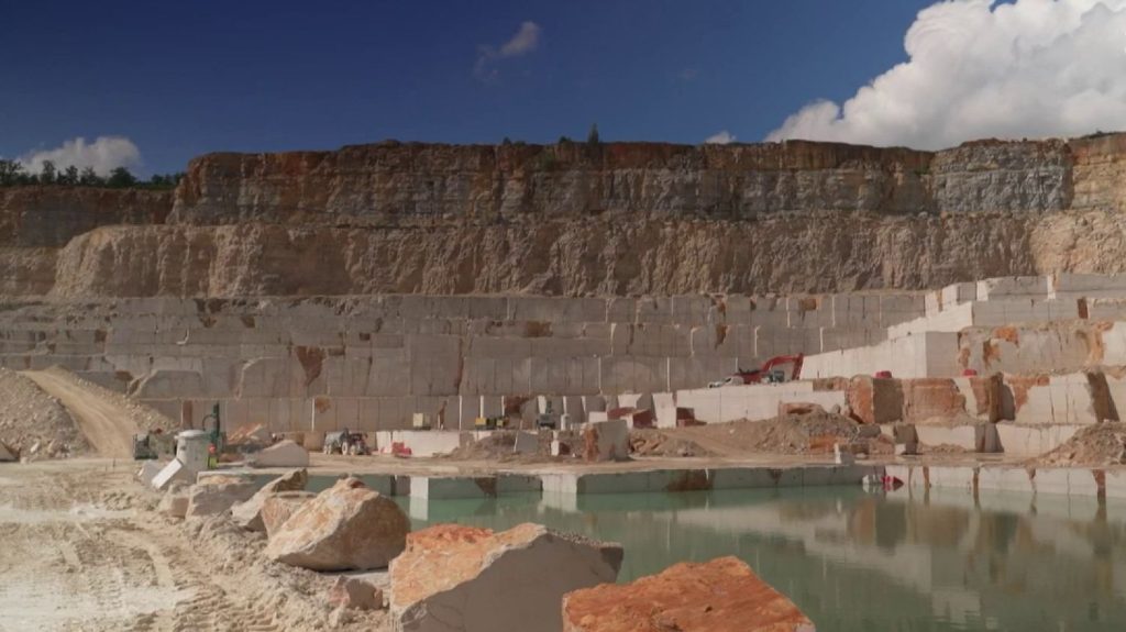 Économie : pourquoi le secteur de la pierre française est-il en crise ?
Les producteurs et les vendeurs de pierres sont de moins en moins nombreux dans l'Hexagone. Face à la chute des commandes, un professionnel sur trois a mis la clef sous la porte depuis 2010.