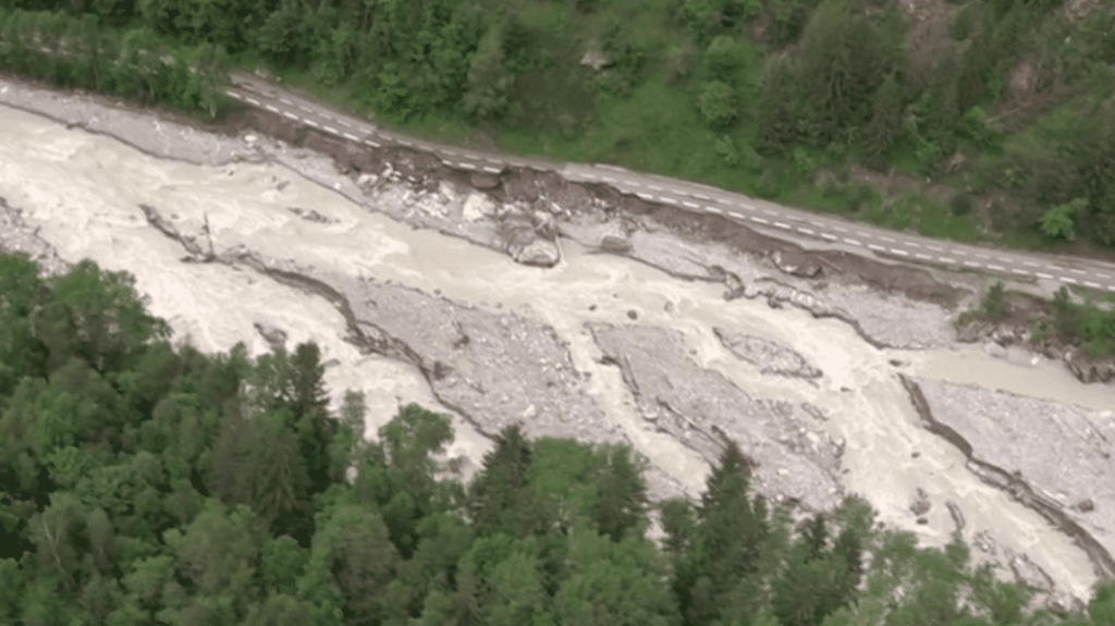 Intempéries en Isère : impossible d’accéder au hameau de la Bérarde après la crue du Vénéon
La crue torrentielle de la rivière Vénéon a emporté toute une partie de l’unique route menant au hameau de la Bérarde, en Isère. Le hameau n’est plus accessible par voie terrestre.