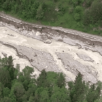 Intempéries en Isère : impossible d’accéder au hameau de la Bérarde après la crue du Vénéon
La crue torrentielle de la rivière Vénéon a emporté toute une partie de l’unique route menant au hameau de la Bérarde, en Isère. Le hameau n’est plus accessible par voie terrestre.