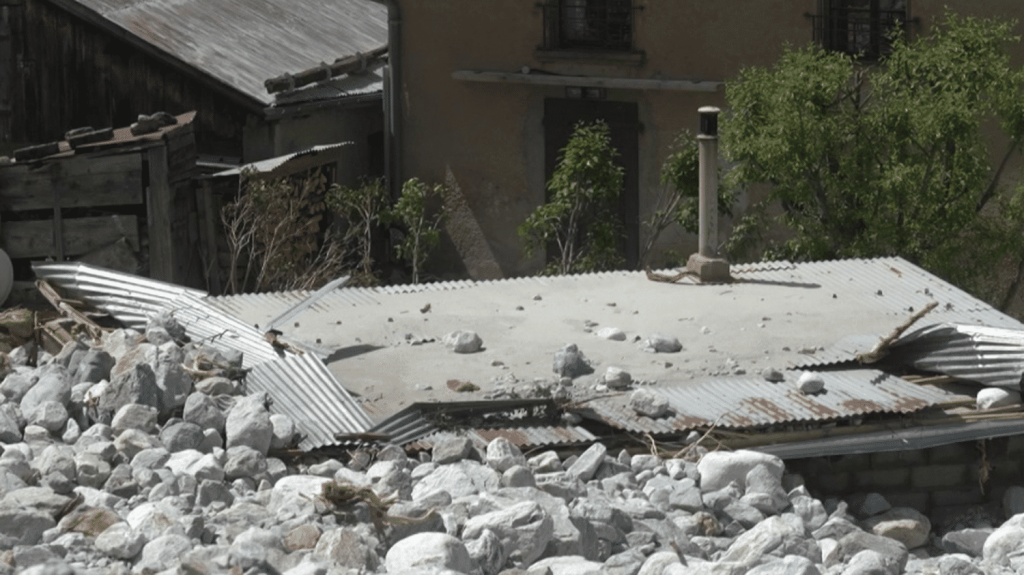 Crues en Isère : à La Bérarde, les habitants incrédules face à l'ampleur des dégâts
Vendredi 28 juin, les habitants de La Bérarde, en Isère, ont découvert l'ampleur des dégâts laissés par les crues qui ont touché leur commune. Le hameau a été défiguré par un torrent de pierres. L'accès est très strictement encadré par les pompiers et les gendarmes, certaines zones restant encore très dangereuses.