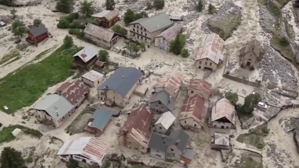 Intempéries : Une vallée ravagée par les crues en Isère
En Isère, plus d'une centaine de personnes ont dû être évacuées en hélicoptère. Ce Samedi 22 Juin, le Hameaux de la Berarde est défigurie devant cette crue sans précédent.