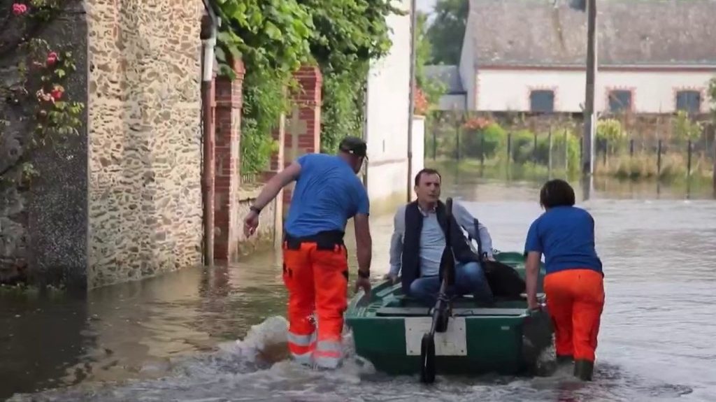 Intempéries : les habitants du Centre sous les eaux après des crues éclair
Plusieurs départements, dont le Maine-et-Loire et le Loiret, se sont retrouvés inondés par des pluies torrentielles. Vendredi 21 juin, les habitants constatent les dégâts avec amertume.