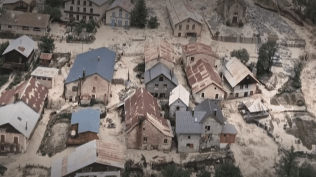 Isère : la vallée du Vénéon inondée par une crue hors normes
En huit mois, la France a dépassé la centième alerte aux crues. Comment expliquer cette soudaine montée des eaux ? Analyse d’un phénomène.