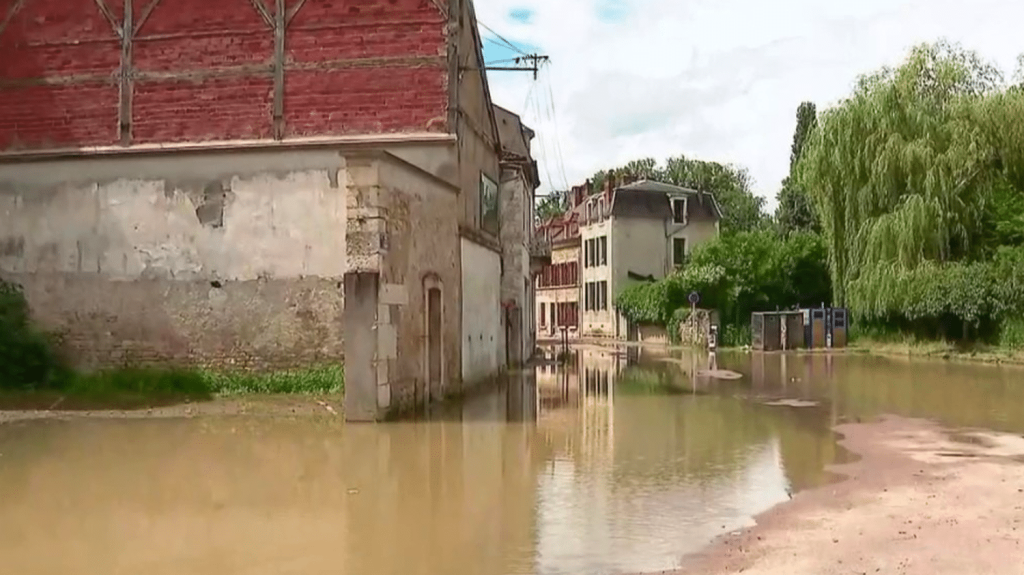 Intempéries : les crues causent d’impressionnants dégâts dans la Nièvre
À Clamecy, dans la Nièvre, la pluie tombe sans discontinuer depuis mercredi 19 juin. La crue a atteint son pic et la décrue s’annonce, mais risque d’être lente.