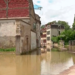 Intempéries : les crues causent d’impressionnants dégâts dans la Nièvre
À Clamecy, dans la Nièvre, la pluie tombe sans discontinuer depuis mercredi 19 juin. La crue a atteint son pic et la décrue s’annonce, mais risque d’être lente.
