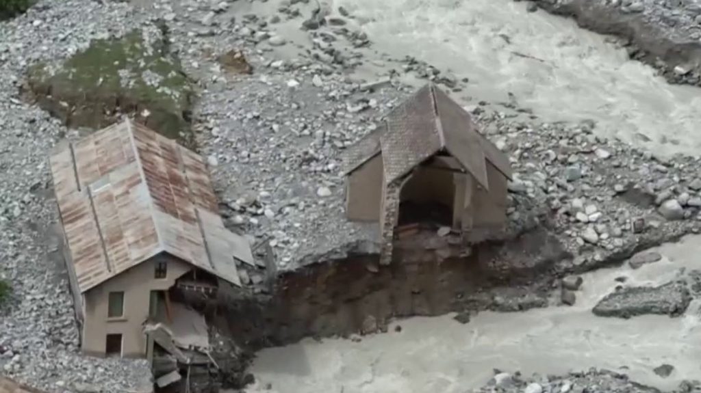 Intempéries en Isère : une vallée ravagée par les crues
En Isère, le hameau de La Bérarde est par endroits englouti sous les pierres. Celui des Étages est aussi dévasté : sur une vingtaine de maisons, seules trois sont encore occupées.
