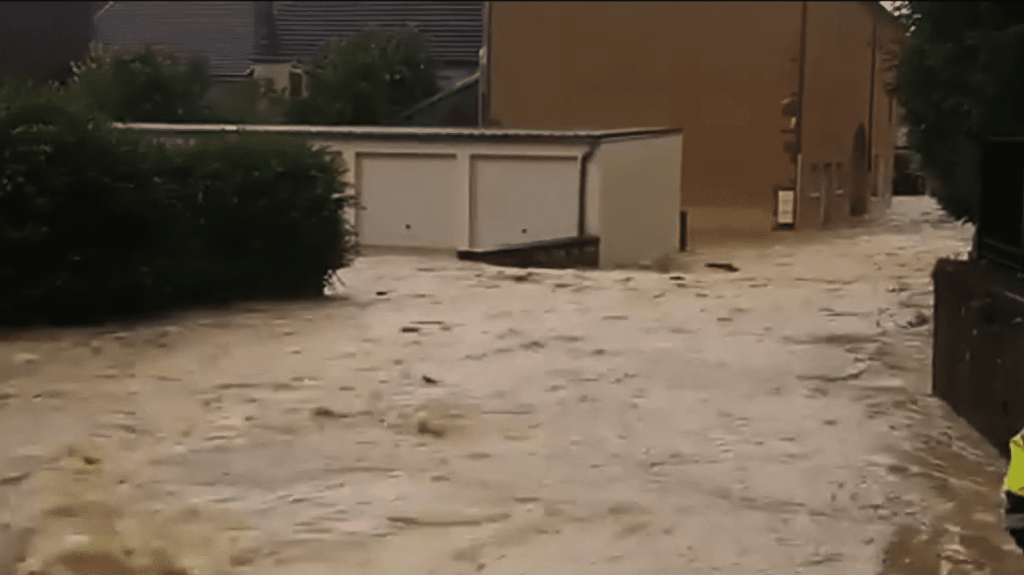 Intempéries : des crues torrentielles en Haute-Saône obligent les habitants à évacuer
Dans la nuit du mercredi 26 au jeudi 27 juin, l'équivalent d'un mois de pluie s'est abattu en quelques heures en Haute-Saône, provoquant des crues torrentielles. Dans certains villages, les habitants ont dû être évacués.