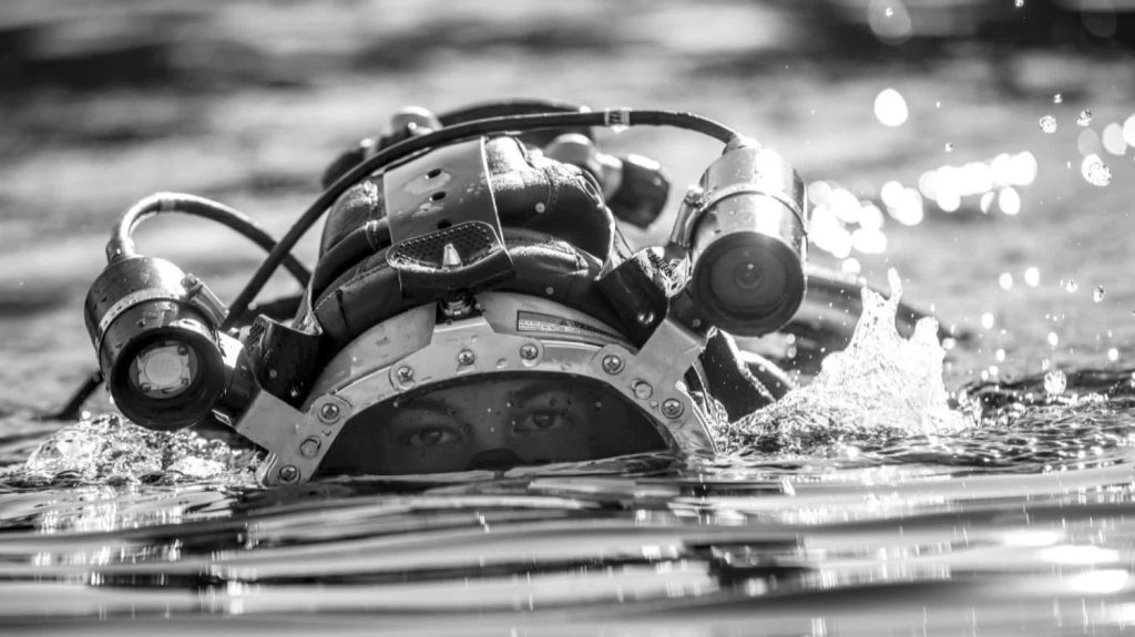 La Direction Générale de l'Armement à Toulon dévoile en image et au grand jour les secrets de ses armes navales
Bien cachée des regards, la Direction Générale de l'Armement Techniques navales se dévoile au grand public dans l'exposition "A la rencontre de la DGA". Accrochée sur le grand mur des Tirailleurs sénégalais à Toulon, une trentaine de photos révèlent ses activités secrètes.