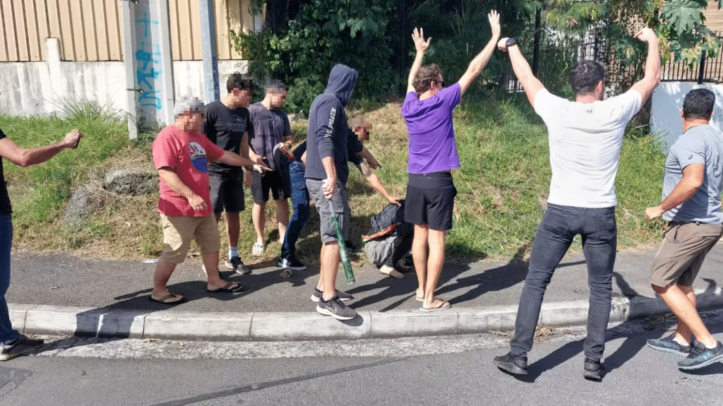 Reportage
"Passe pas par là ! Ça va péter" : en Nouvelle-Calédonie, le démantèlement d'un des derniers barrages de Nouméa manque de dégénérer en lynchage d'un émeutier
(nouvelle fenêtre)
Le quartier de Rivière-Salée, dans le nord de la commune de Nouméa, était le théâtre d'une opération policière, vendredi.