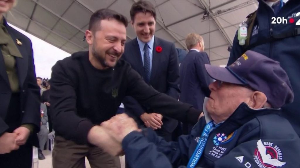 80 ans du Débarquement : l’avenir de l’Ukraine au cœur des préoccupations
80 ans après le débarquement, les Alliés se sont réunis sur la plage d’Omaha Beach avec un invité de marque : Volodymyr Zelensky. Accueilli par Emmanuel Macron, le président ukrainien a été applaudi à son arrivée. L’occasion de réaffirmer le soutien indéfectible aux Ukrainiens.