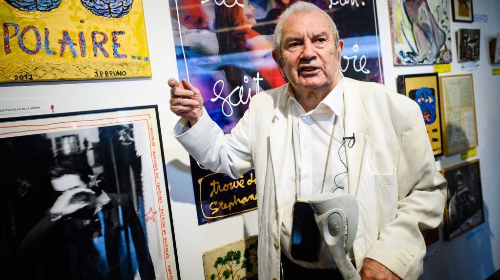 L'artiste Ben, célèbre pour ses écritures, retrouvé mort à son domicile à Nice
"Les premiers éléments font état d'une plaie par arme à feu", précise la cheffe de cabinet du procureur de la République de Nice, Claire Ribero. Une enquête est ouverte.