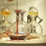 Léonard de Vinci, créateur de parfum : une facette méconnue du génie florentin à découvrir au Château du Clos Lucé
On le sait peu, mais Léonard de Vinci était aussi un "nez". Il s’est très tôt intéressé aux parfums et à leur élaboration. L’exposition "Léonard de Vinci et les parfums à la Renaissance" à Amboise nous dévoile les talents de parfumeur du savant italien.