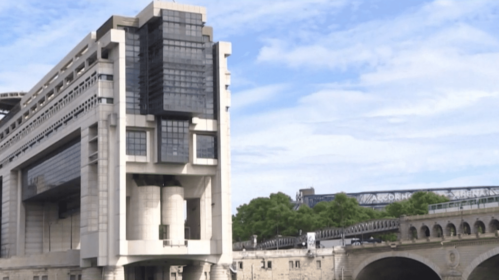 Finances publiques : après la dégradation de la note de la dette de la France, les oppositions réagissent
La note de la dette de la France a été dégradée par l’agence de notation Standard & Poor’s, passant de AA à AA-, dans une annonce faite vendredi 31 mai. Un coup de semonce pour le gouvernement, qui doit faire face aux critiques de ses adversaires.