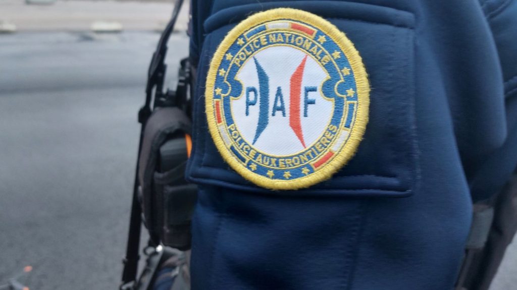 Un réseau de trafiquants de cartes d'identité colombiens et équatoriens a été démantelé dans les Landes
Ils recrutaient des compatriotes en Espagne pour venir les faire travailler clandestinement comme ouvriers agricoles dans des exploitations landaises. En plus de la fausse pièce d'identité, ces derniers devaient payer un droit d'entrée et un abonnement mensuel.