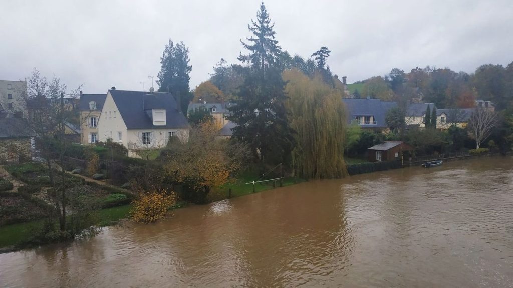 Crues, orages, pluies... Douze départements désormais en vigilance orange, en plus de la Mayenne et du Maine-et-Loire maintenus en rouge
Sept nouveaux départements ont été ajoutés à la liste des territoires en orange, jeudi, à 16 heures : l'Eure-et-Loir, les Hautes-Alpes, l'Indre-et-Loir, le Loir-et-Cher, le Loiret, la Nièvre et l'Yonne.