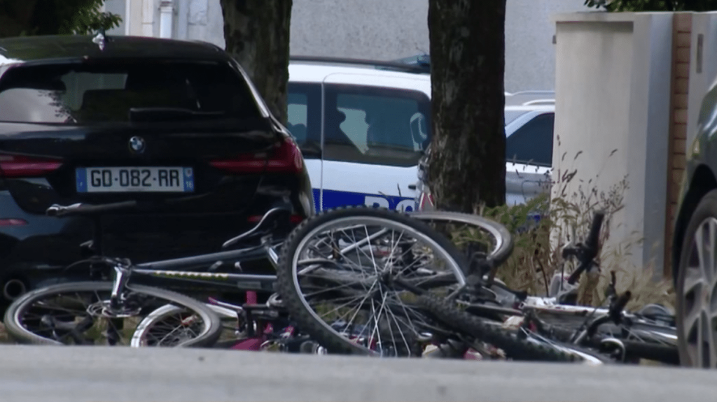 Accident à La Rochelle : une petite fille de 10 ans en état de mort cérébrale
À La Rochelle, mercredi 5 juin, une automobiliste de 83 ans a fauché un groupe de 12 enfants à vélo. Une petite fille de 10 ans a été déclarée en état de mort cérébrale, et quatre autres enfants sont hospitalisés.