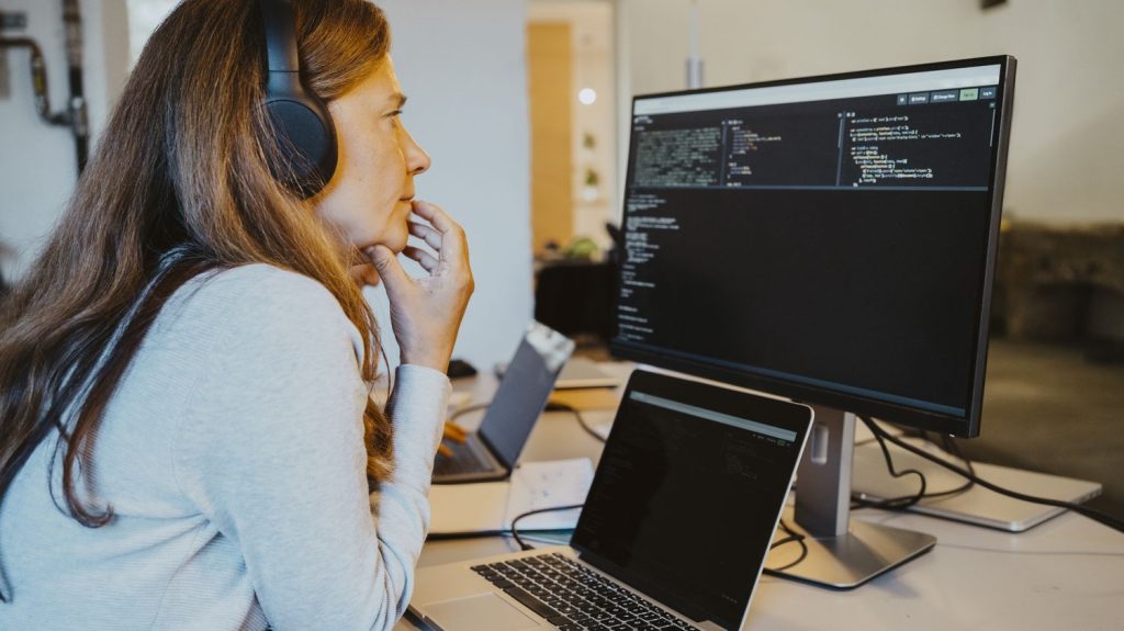 Le codage informatique, c’est aussi pour les femmes bien sûr
Attirer plus de femmes dans la Tech, c’est l’objectif que s’est fixé l’Ecole 42, créée en 2013 par le patron de Free et de la station F. Des stages gratuits d'initiations sont proposés aux femmes sans limite d'âge. Seulement un quart des emplois du secteur numérique sont occupés par des femmes.
