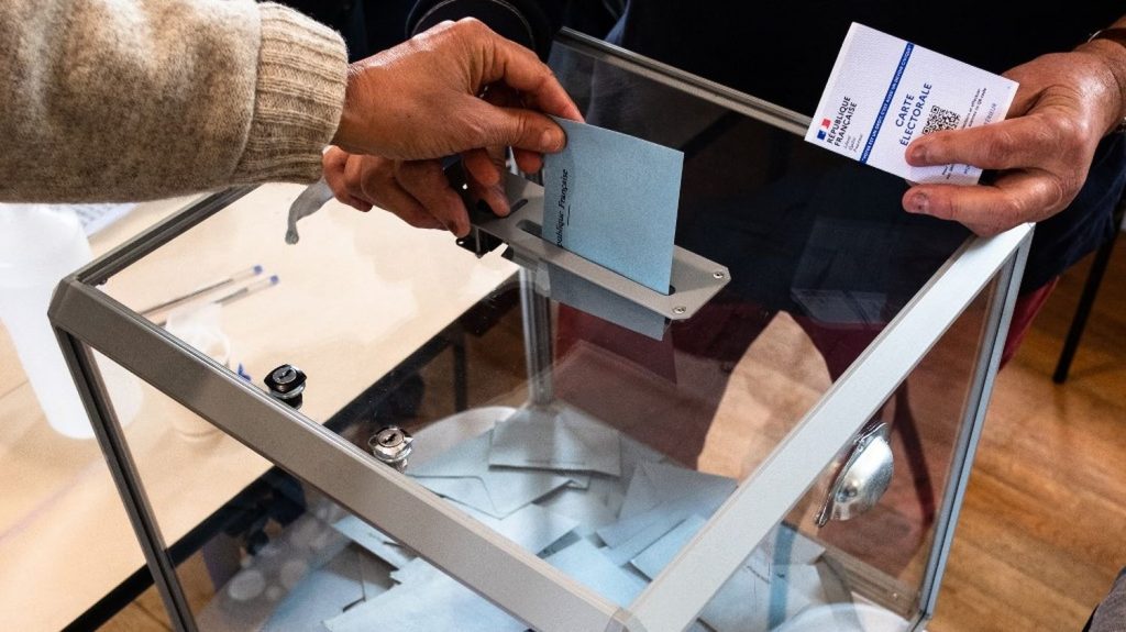 Crise en Nouvelle-Calédonie : l'Etat s'engage à tenir les élections européennes dans le territoire ultramarin le 9 juin
La tenue du scrutin dans l'archipel, où le couvre-feu est prolongé jusqu'au 10 juin, était menacée en raison des émeutes du mois dernier et des tensions politiques persistantes.