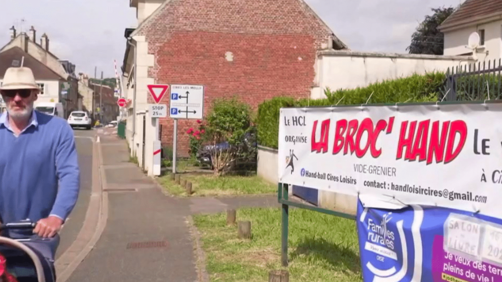 Législatives anticipées 2024 : dans les petites communes, les élections perturbent les festivités
Comment s'organisent les communes, à 18 jours du premier tour des élections législatives ? Nombreuses ont été prises de cours et doivent improviser. Reportage à Cires-lès-Mello, dans l'Oise.