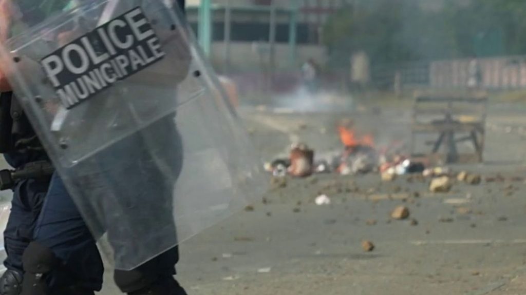 Émeutes en Nouvelle-Calédonie : plusieurs militants calédoniens incarcérés en métropole
Les arrestations et transferts de 7 militants calédoniens vers l'Hexagone ravivent les tensions en Nouvelle-Calédonie. Les affrontements et incendies battent leur plein à Nouméa et dans les îles, épargnées jusqu'à présent.