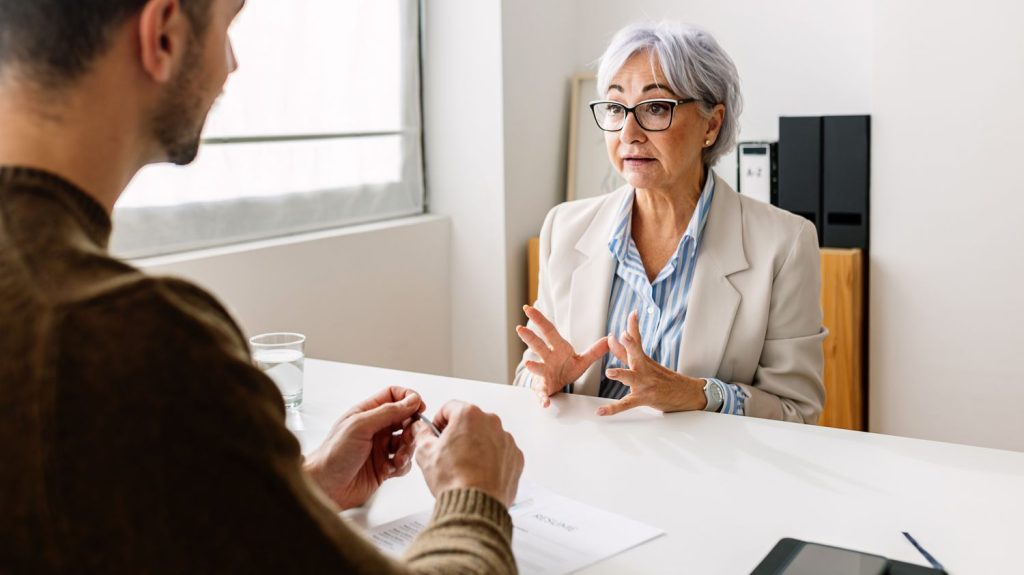 136 entreprises engagées en faveur des salariés de plus de 50 ans
Qui veut s’engager pour valoriser la place et le rôle des seniors dans sa boîte ? 136 entreprises ont déjà dit oui en signant la Charte pour l’emploi des plus de 50 ans. Les précisions de Sarah Lemoine.