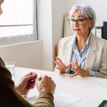 136 entreprises engagées en faveur des salariés de plus de 50 ans
Qui veut s’engager pour valoriser la place et le rôle des seniors dans sa boîte ? 136 entreprises ont déjà dit oui en signant la Charte pour l’emploi des plus de 50 ans. Les précisions de Sarah Lemoine.