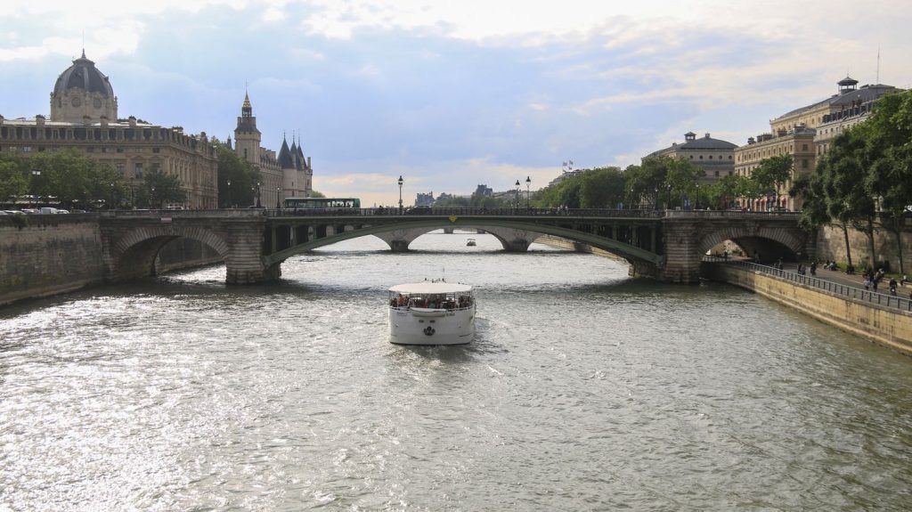 Paris 2024 : la mauvaise qualité de l'eau de la Seine empêche l'équipe de France de nage en eau libre de s'entraîner
Les pluies du mois de mai ont détérioré la qualité de l'eau de la Seine et le débit est trop important. Impossible de se baigner dans le fleuve de paris, à quelques semaines des Jeux olympiques. L'équipe de France de nage en eau libre ne peut pas s'entraîner.