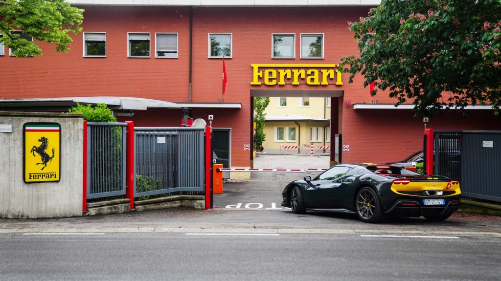 Automobile : Ferrari inaugure une nouvelle usine et accélère dans l'électrique
Le célèbre fabricant italien de voitures sportives de luxe vient d’inaugurer une nouvelle usine à la pointe de la technologie, pour produire, notamment, son premier modèle 100% électrique.