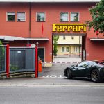 Automobile : Ferrari inaugure une nouvelle usine et accélère dans l'électrique
Le célèbre fabricant italien de voitures sportives de luxe vient d’inaugurer une nouvelle usine à la pointe de la technologie, pour produire, notamment, son premier modèle 100% électrique.