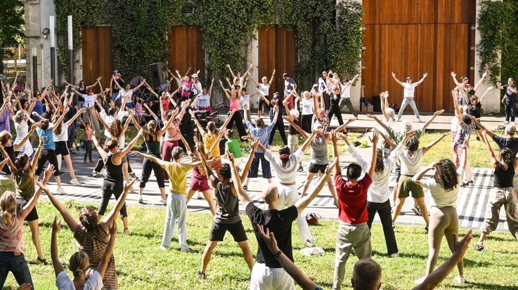 A Montpellier Danse, des chorégraphes de renommée internationale offrent un moment de partage au public
Lors de ce grand rendez-vous chorégraphique mondial, de nombreuses leçons sont proposées au plus grand nombre pour s'amuser en famille et s'initier à une multitude de variétés de danse.