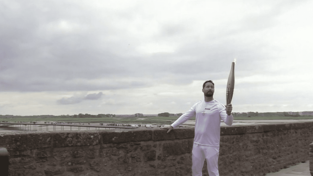 Paris 2024 : la flamme olympique au sommet du Mont-Saint-Michel
Après un passage à Omaha Beach, la flamme olympique s’est rendue, vendredi 31 mai, dans les ruelles du Mont-Saint-Michel, dans la Manche, où elle a fait un passage remarqué. Des dizaines de milliers de personnes étaient au rendez-vous pour assister à son passage.