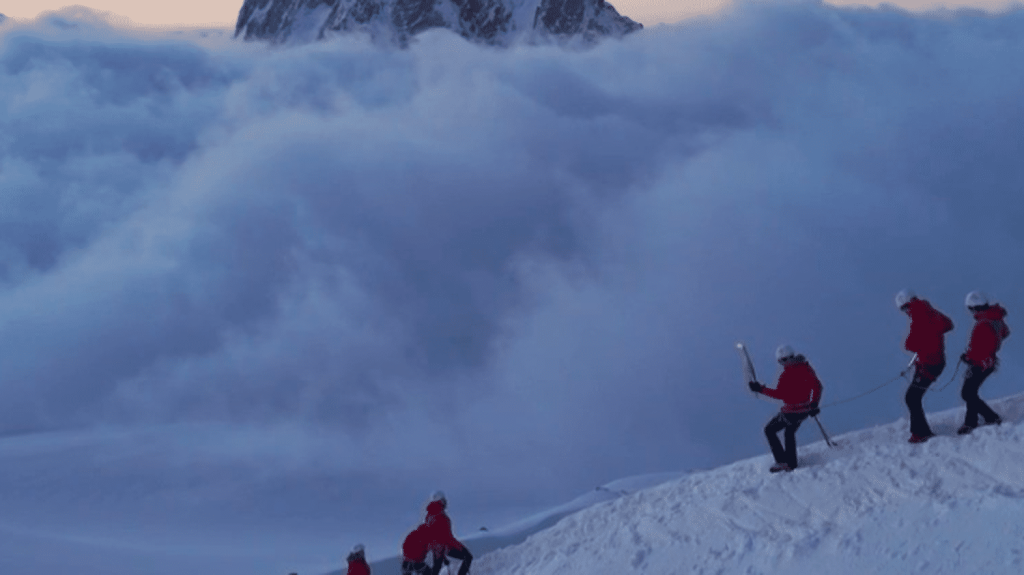 Paris 2024 : la flamme au sommet du Mont-Blanc
Depuis son arrivée sur le sol français, à Marseille, la flamme olympique a vu du pays. Elle a désormais pris de la hauteur, et se trouve en Haute-Savoie.