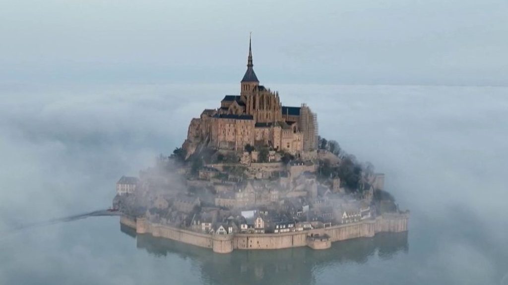 Paris 2024 : la flamme olympique attendue au Mont-Saint-Michel
Près de 50 000 spectateurs sont attendus au Mont-Saint-Michel, dans la Manche, vendredi 31 mai, pour le passage de la flamme olympique dans la célèbre forteresse.