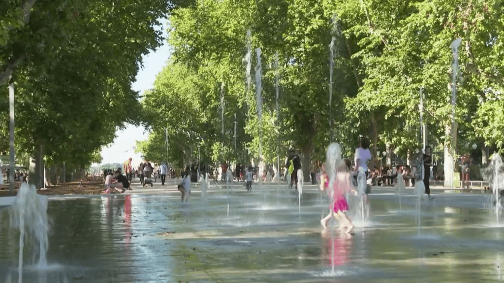 Montpellier : installation de fontaines pour faire face aux chaleurs
Face aux fortes chaleurs, la ville de Montpellier a décidé d’installer plus de 130 fontaines au sol, une décision très appréciée des habitants.