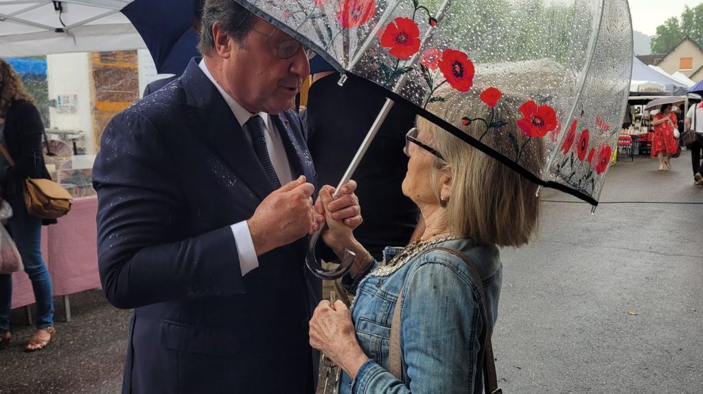 Reportage
"On ne pourra pas dire que je ne me suis pas mouillé !" : la drôle de campagne législative de l'ancien président François Hollande en Corrèze
L'ex-chef de l'Etat, après avoir exercé la plus haute fonction politique du pays, est de retour en Corrèze pour tenter d'y briguer un mandat de député sous les couleurs du Nouveau Front Populaire.