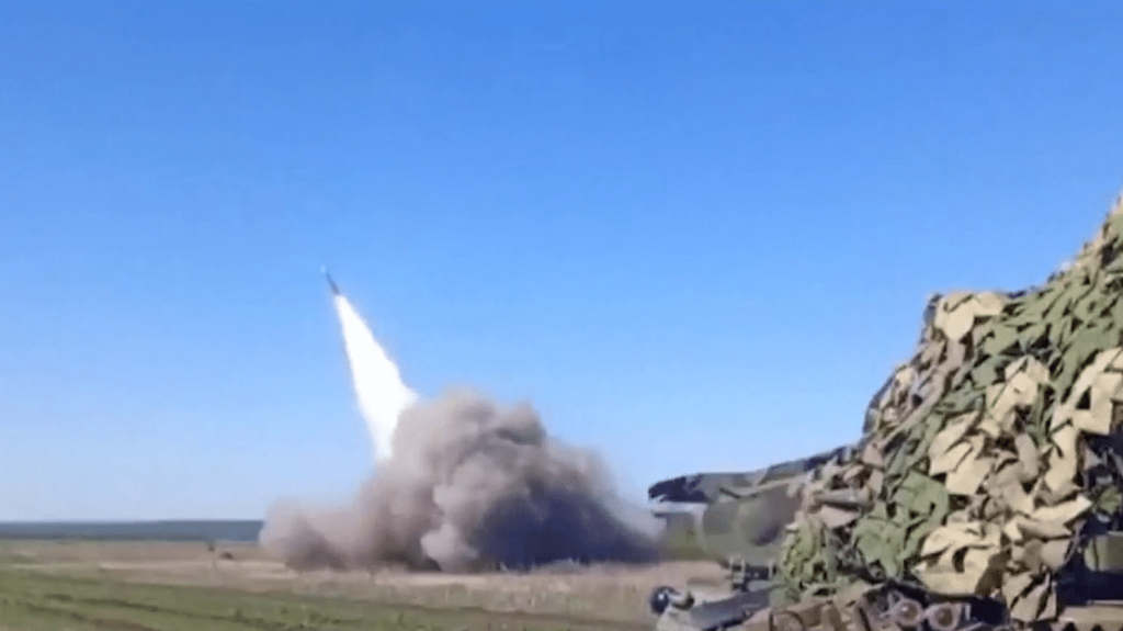 Guerre en Ukraine : la Russie pourra être frappée avec des armes américaines
Après le feu vert américain pour des frappes en Russie, le président ukrainien Volodymyr Zelensky a salué un “pas en avant”. C’est un revirement dans le dossier de l’aide occidentale aux Ukrainiens.