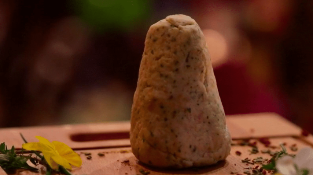 Alimentation : le fromage du Nord à l'honneur avec les boulettes d'Avesnes
Pour la rubrique "Les petits plats dans l'écran", le 13 Heures présente un produit de caractère : la boulette d'Avesnes. Fabriquée à partir de maroilles, sa pâte est broyée avec du persil, de l’estragon et du poivre concassé.