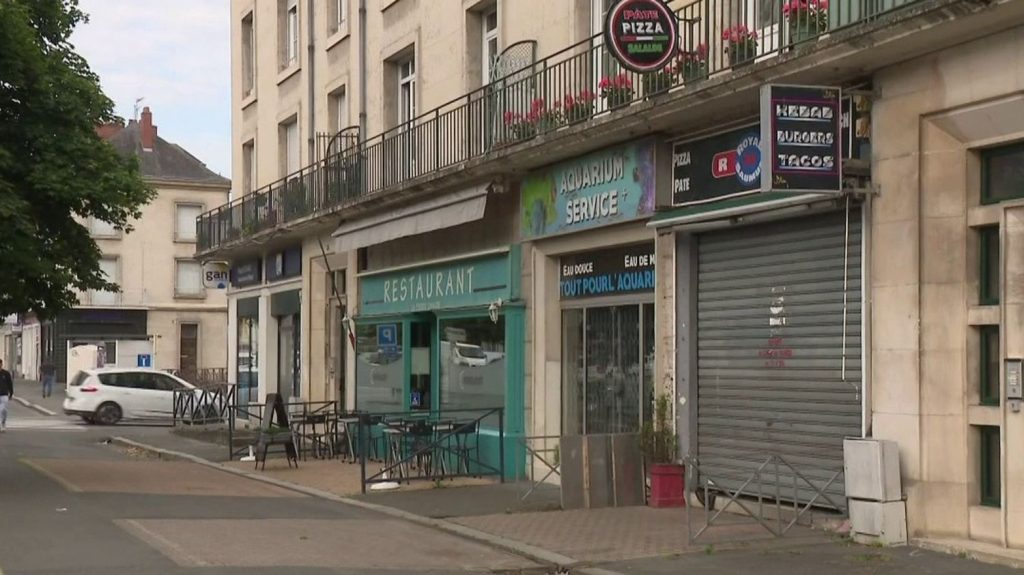 Fusillade à Saumur : un mort et un blessé
Une fusillade sur la terrasse d’un fast-food a fait un mort et un blessé lundi 3 juin au soir à Saumur, dans le Maine-et-Loire. Le suspect est toujours en fuite.