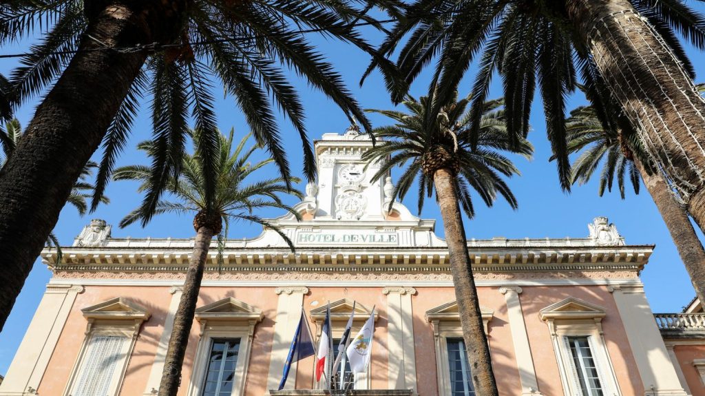 Corse : sept personnes en garde à vue dont deux adjoints au maire d'Ajaccio
L'adjoint au maire en charge des sports ainsi que l'adjointe déléguée à l'urbanisme et au logement ainsi que le directeur de cabinet du maire figurent parmi les suspects.