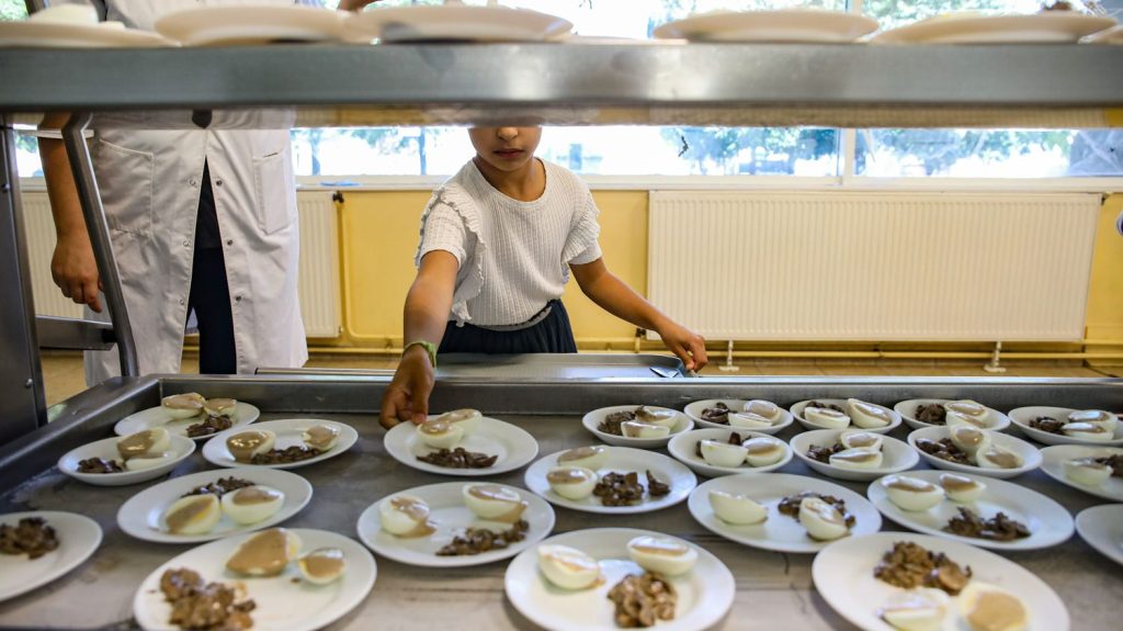 Les personnels des cantines scolaires en grève à Marseille pour protester contre leurs conditions de travail
Les syndicats grévistes réclament notamment une baisse de 12% du temps de travail, 400 nouvelles embauches ou encore un plan de formation.