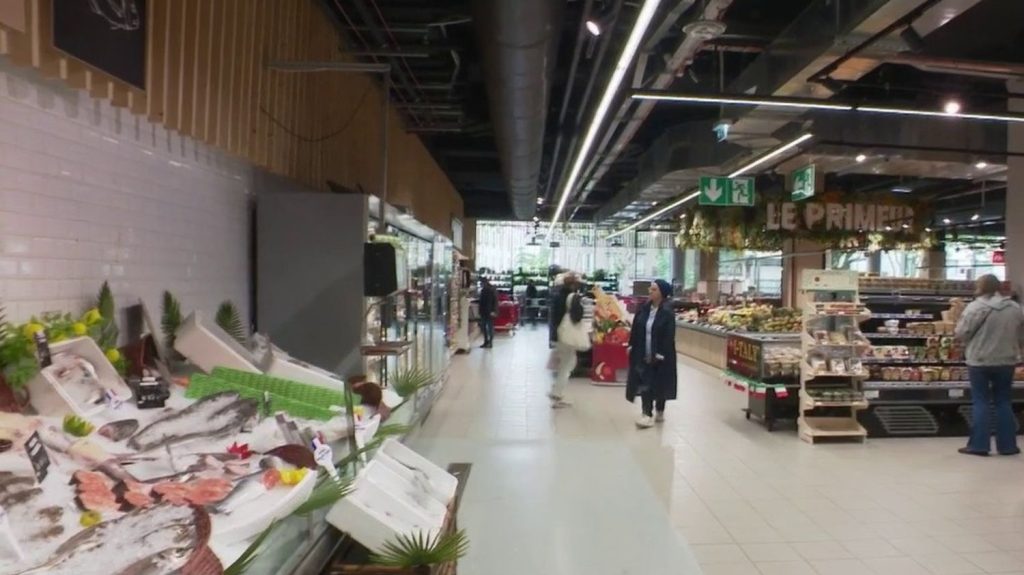 Consommation : le groupe Casino cède ses magasins à Intermarché
Ces derniers mois, Casino a cédé près de 300 de ses points de vente à plusieurs groupes concurrents, dont Intermarché. Ce changement d'enseigne se fait aujourd'hui dans certains magasins sur fond d'inquiétude des syndicats.
