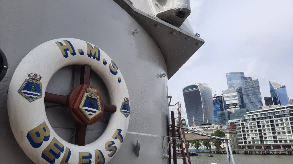 Reportage
"Quand vous regardez le journal de bord, ils étaient en alerte rouge permanente" : le navire-musée HMS Belfast témoigne de l'action britannique pendant le Débarquement
Amarré en permanence sur la Tamise, le navire de guerre de l'armée britannique a tiré plus de 5 000 obus lors des batailles du Débarquement.