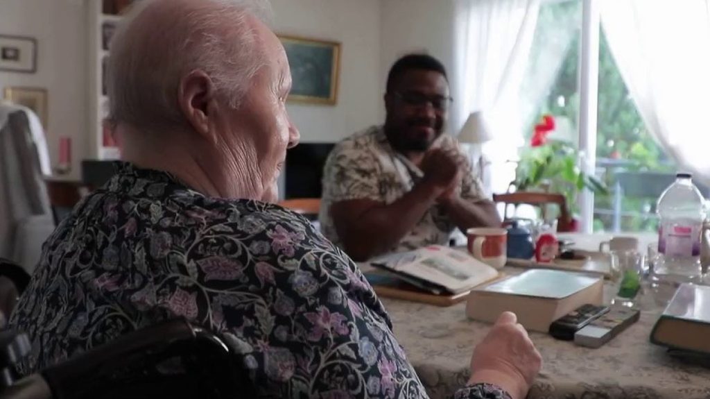 Racisme : des aides-soignants se plaignent du comportement de certains bénéficiaires
Les actes racistes ont bondi de 32% en 2023, et pour les actes antisémites, la hausse atteint 284%. Les entreprises de services à la personne qui emploient des salariés d’origine étrangère font aussi ce constat.