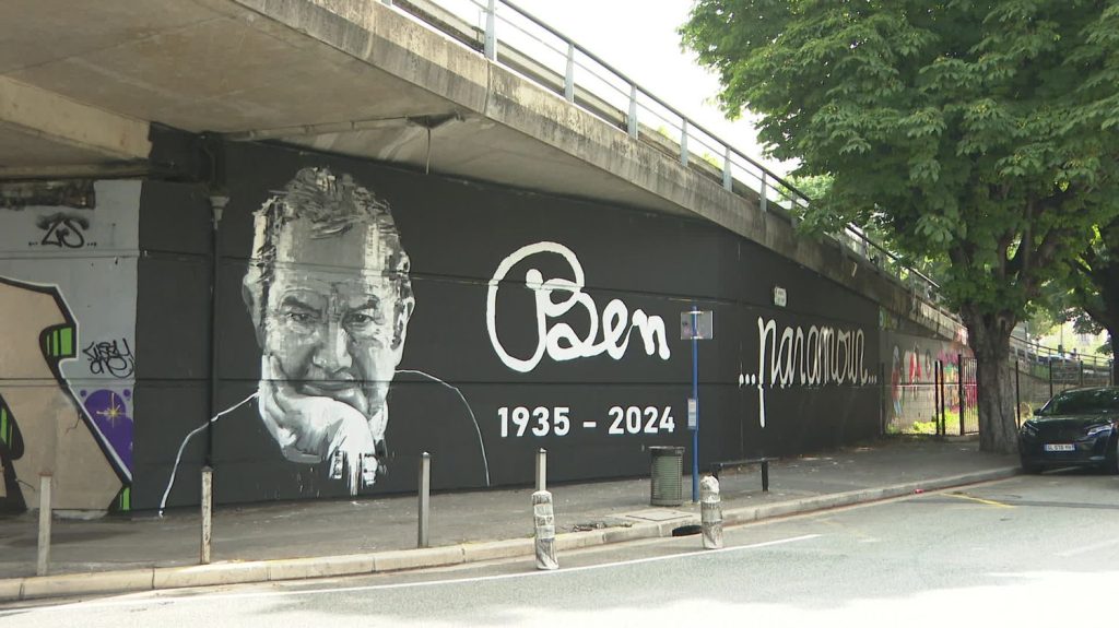 A Nice, une immense fresque rend hommage à l’artiste Ben, à la suite de son décès
Une dizaine de street artistes ont réalisé son portrait sur un mur de la ville. Ben, peint en blanc, regarde passer les piétons.