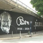 A Nice, une immense fresque rend hommage à l’artiste Ben, à la suite de son décès
Une dizaine de street artistes ont réalisé son portrait sur un mur de la ville. Ben, peint en blanc, regarde passer les piétons.