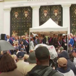 Viol à Courbevoie : une minute de silence en hommage à l’adolescente
Un rassemblement silencieux a eu lieu devant l'hôtel de ville de Courbevoie, vendredi 21 juin, en soutien à la jeune fille victime de viol et de violences à caractère antisémite par trois mineurs. L’émotion était forte.