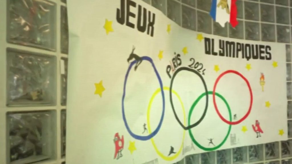 "Portons la flamme" : l'hymne de Paris 2024 imaginé par des élèves
La chanson "Portons la flamme", dont les paroles ont été écrites en partie par des élèves d'une école de Colombes, dans les Hauts-de-Seine, connaît un franc succès à l'approche des Jeux olympiques de Paris 2024.